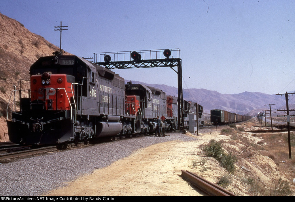 SP 8482 cutting in as mid train helper